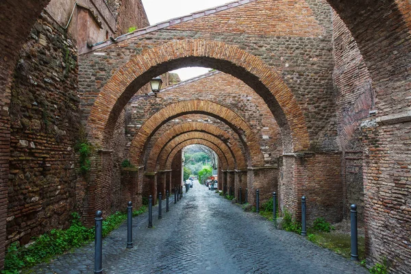 Rue antique avec des arches dans le centre de Rome — Photo