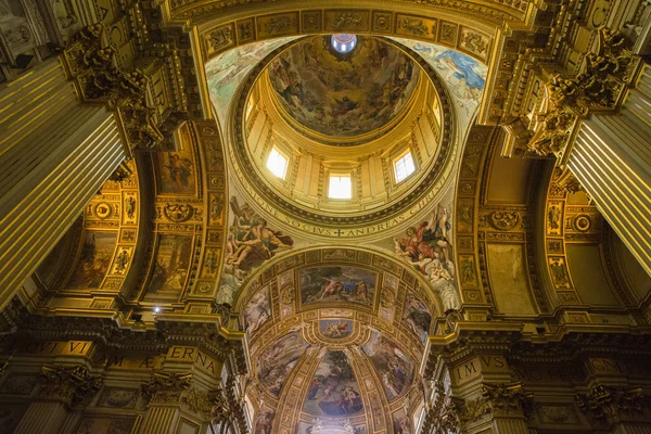 Intérieur de l'église baroque Saint-André à Rome, Italie — Photo