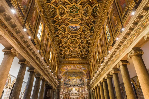 Inre av basilikan Santa Maria in Trastevere i Rom. — Stockfoto