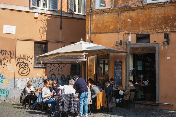 Outdoor cafe in the center of Rome, Italy — Stock Photo, Image