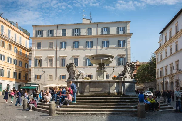 游客在罗马市中心的喷泉附近休息 — 图库照片