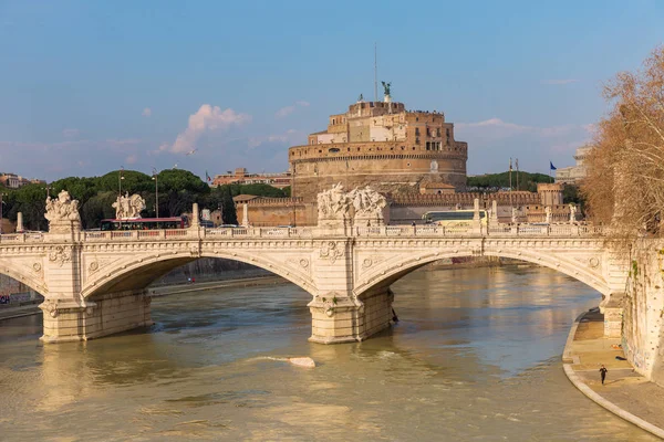 Замок Святого Ангела, мост через реку Тибр в Риме — стоковое фото