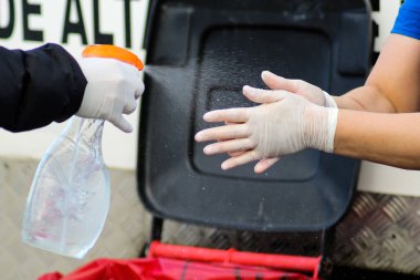 Covid-19 'lu hastalara baktıktan sonra elleri sterilize etmek