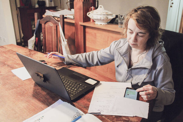 Женщина, работающая из своего дома в контексте эпидемии