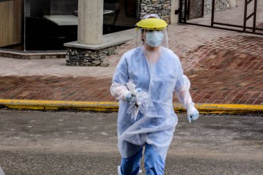 Sokakta acil serviste çalışan kadın doktor.