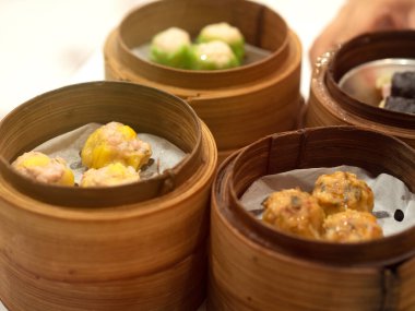 Dim sum Çin yemeği ya da aperatiftir. Tüm dünyada bilinen adıyla çay ile yemeyi tercih ederim. Birçok yiyecek için kullanılan bir terimdir. Genellikle hamur tatlısı, buğulanmış çörek, hagao, gyoza gibi buharda pişmiş yiyecekler olur.