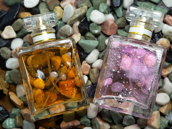 Perfumy Butelce Szkła Kwadratowego Umieszczone Tle Małych Kamieni Jest Mieszaniną Obrazek Stockowy