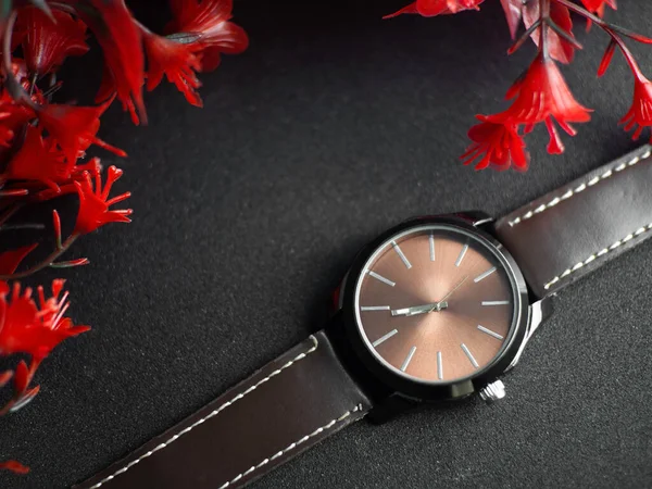 Relógio Pulso Marrom Fundo Cinza Flores Vermelhas — Fotografia de Stock