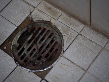 Kirli ve ıvır zıvırla tıkanmış. Borunun patlamasına ve hastalığın jeneratörüne neden olur.