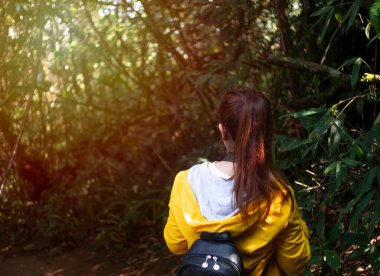 Vahşi Maceralara Doğru Yürüyen Gezginler. Eğlenceli ve heyecan verici bir deneyim