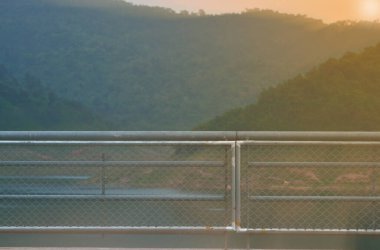 Demir parmaklıklar ve dağlar yaptım.