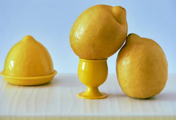 Birkaç sarı dilimlenmiş ve tüm limonlar arka planda hafif bir tahtaya yerleştirilmiş.