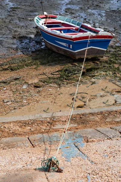 Рыбацкие Лодки Берегу Грязью Застряли Берегу — стоковое фото