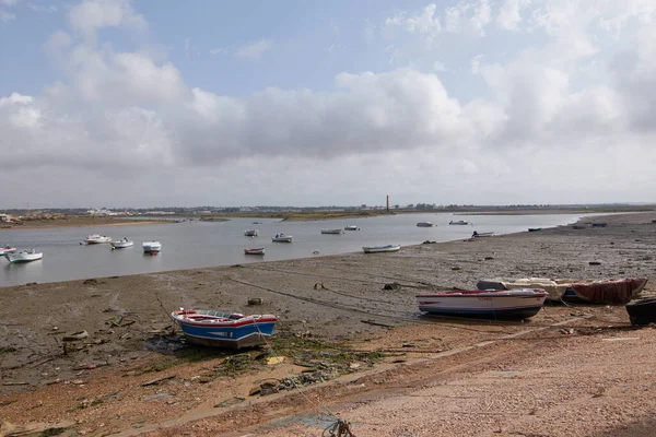 Fishing boats on the shore with mud and stranded on the shore