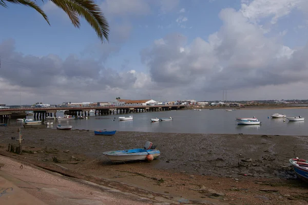 Barche Pesca Sulla Riva Con Fango Bloccati Sulla Riva — Foto Stock