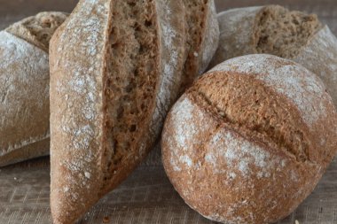 Kahvaltıda reçelli sandviç, çavdar, tohum, fındık, susamlı çörek ve ekmek.