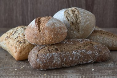 Kahvaltıda reçelli sandviç, çavdar, tohum, fındık, susamlı çörek ve ekmek.