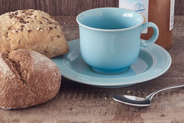 Kahvaltıda reçelli sandviç, çavdar, tohum, fındık, susamlı çörek ve ekmek.