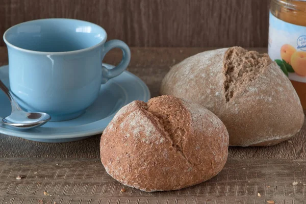 Kahvaltıda reçelli sandviç, çavdar, tohum, fındık, susamlı çörek ve ekmek.