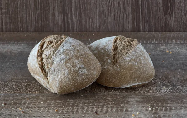 Kahvaltıda reçelli sandviç, çavdar, tohum, fındık, susamlı çörek ve ekmek.