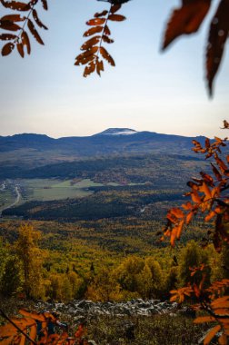Güney Ural - dağlarda sonbahar manzarası
