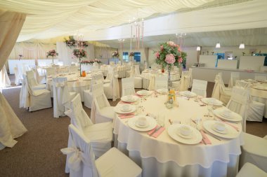 Düğün süslemeleri - Polonya 'daki Bialokosz Sarayı' ndaki zarif bir odada vazonun içinde bir buket çiçeğin yakın çekimi