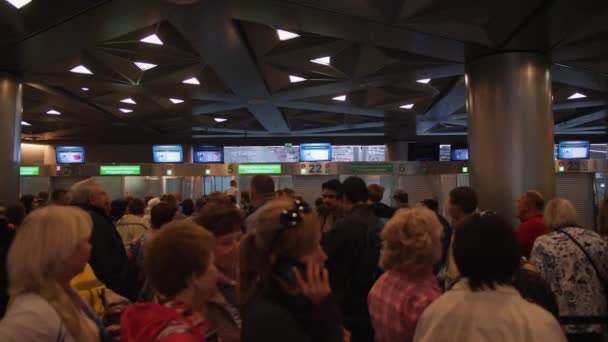 Mensen bij de paspoort controle wachtrij in de luchthaven. 4 k. 10 oktober 2018 - Moskou, Rusland. — Stockvideo