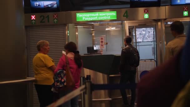 Άνθρωποι Τον Έλεγχο Διαβατηρίων Στα Αεροδρόμιο Οκτ 2018 Μόσχα Ρωσία — Αρχείο Βίντεο