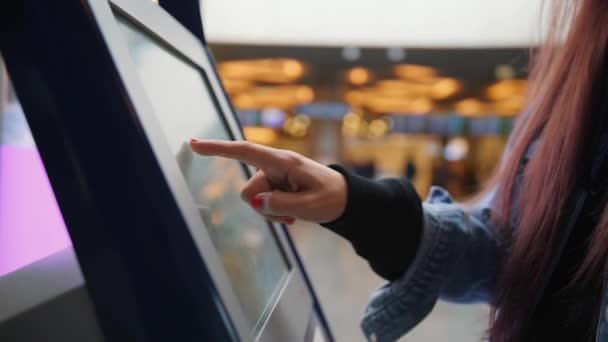 Jeune femme mixte course Toucher Auto Check In Terminal écran de bureau à l'aéroport. 4K . — Video