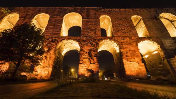 Populární Valenta akvadukt v Instanbul. 4 k noční Timelapse. — Stock video