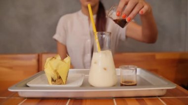 Genç kadın buzlu kahve yapıyordum. 4k Slowmotion.