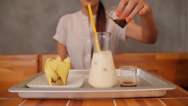アイス コーヒーを作る若い女性。4 k スローモーション. — ストック動画