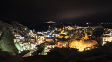 Gece Kapadokya Göreme köyü. Türkiye. 4k Timelapse.