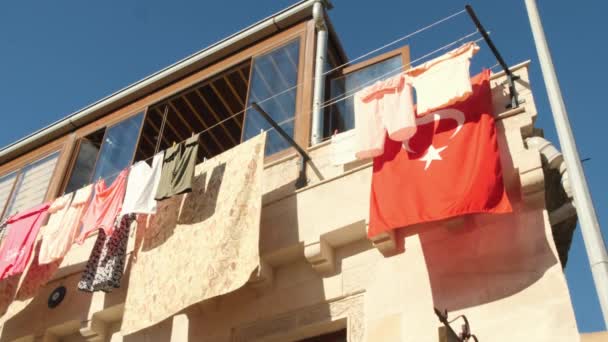 Bandeira turca pendurada no edifício. 4K. Istambul, Turquia . — Vídeo de Stock