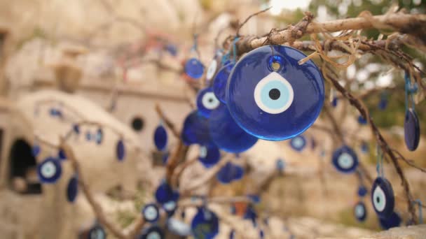 Blue Evil Eye Charmes on a Tree in Cappficia, Turkey. 4K . — стоковое видео