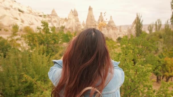 Joven chica turista de raza mixta tomando fotos de hermosas rocas de montaña usando el teléfono móvil en Capadocia, Turquía. 4K cámara lenta . — Vídeos de Stock