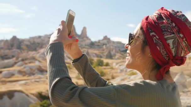 Giovane Ragazza Turistica Razza Mista Prende Video Panoramico Del Deserto — Video Stock