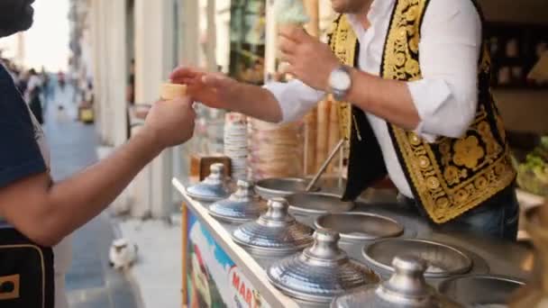 Traditionele Turkse ijs verkoper speelt met de klant. 4 k. 10 oktober 2018 - Istambul, Turkije. — Stockvideo
