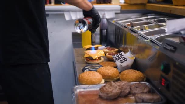 Chef Melting Vegan Cheese Utilizzando Fuoco ardente stufa e fare hamburger nella cucina del ristorante. Rallentamento 4K . — Video Stock