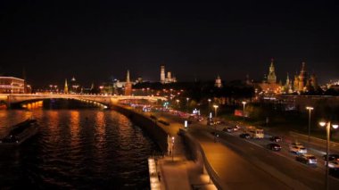 Gece trafik güzel sonbahar şehir merkezinde. 4 k zaman atlamalı. Moscow, Rusya Federasyonu