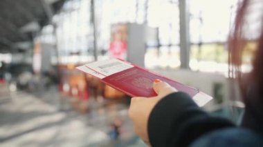 Havaalanında pasaport ve biniş kartı tutan turist kadın. 4k.