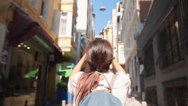 Genç turist kadın İstanbul sokakları cep telefonuyla fotoğrafını çekmek. Türkiye. 4k Slowmotion. — Stok video