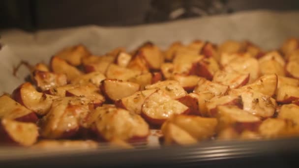 Patatas asadas con romero, ajo, pimienta y tomillo en el horno. Dieta vegana saludable o concepto de receta de cocina Imágenes 4K . — Vídeos de Stock