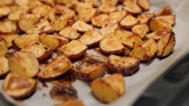 Biberiye, sarımsak, biber ve kekik fırında lezzetli kızarmış patates. Sağlıklı Vegan diyet ya da pişirme tarifi kavramı 4k görüntüleri.