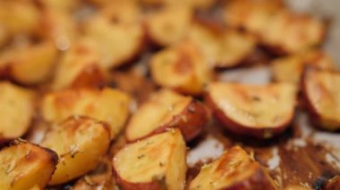 Biberiye, sarımsak, biber ve kekik fırında ile kavrulmuş patates. Sağlıklı Vegan diyet ya da pişirme tarifi kavramı 4k makro Closeup görüntüleri