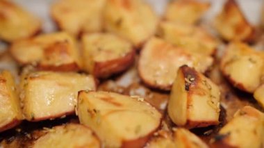 Biberiye, sarımsak, biber ve kekik fırında ile kavrulmuş patates. Sağlıklı Vegan diyet ya da pişirme tarifi kavramı 4k görüntüleri.