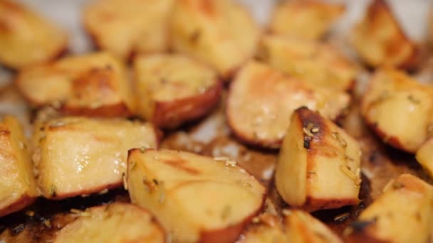 烤土豆与迷迭香, 大蒜, 胡椒和百里香在烤箱。健康素食饮食或烹饪食谱概念4k 素材. — 图库视频影像
