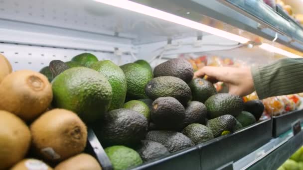 Junge Frau Wählt Avocados Lebensmittelladen Vegane Zero Waste Mädchen Kaufen — Stockvideo