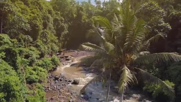Aérea: Hermosa cascada de Tegenungan. 4K. Ubud, Bali, Indonesia . — Vídeos de Stock