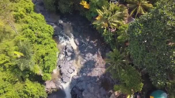Beliebter touristischer Tegenungan-Wasserfall. erstaunliche natürliche 4k Luftbildtourismus-Konzept. ubud, bali, indonesien. — Stockvideo